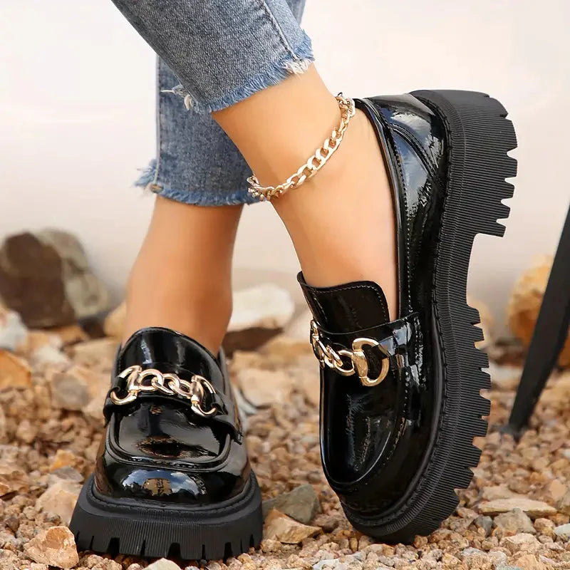Γυναικεία loafers με χοντρή σόλα και διακοσμητική αλυσίδα, άνετα