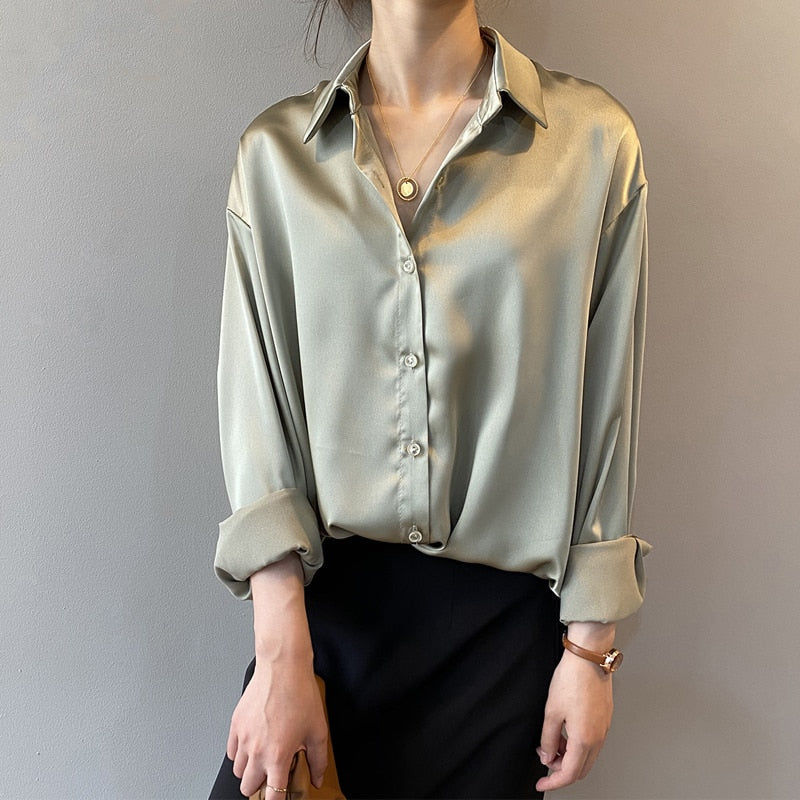 Luksuriøs oversized satinbluse til damer med knaplukning
