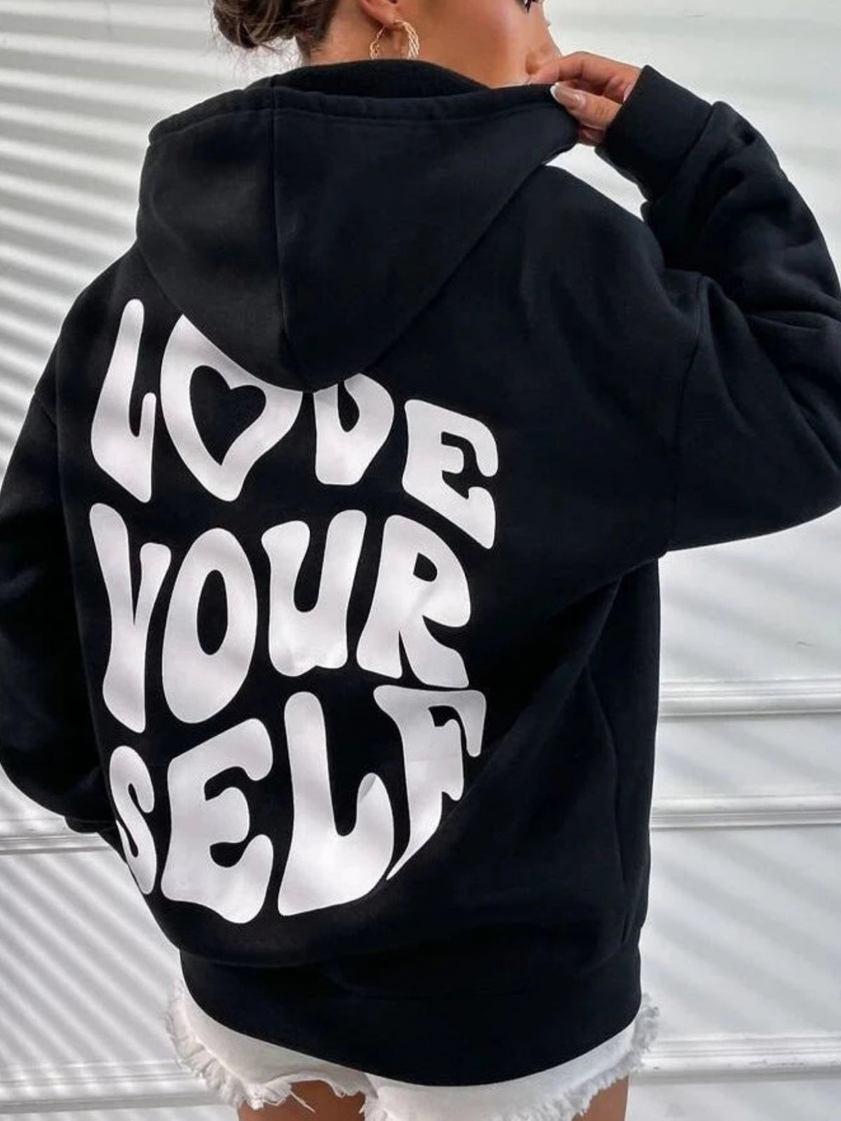 le sweat à capuche adapté aux tenues polyvalentes.