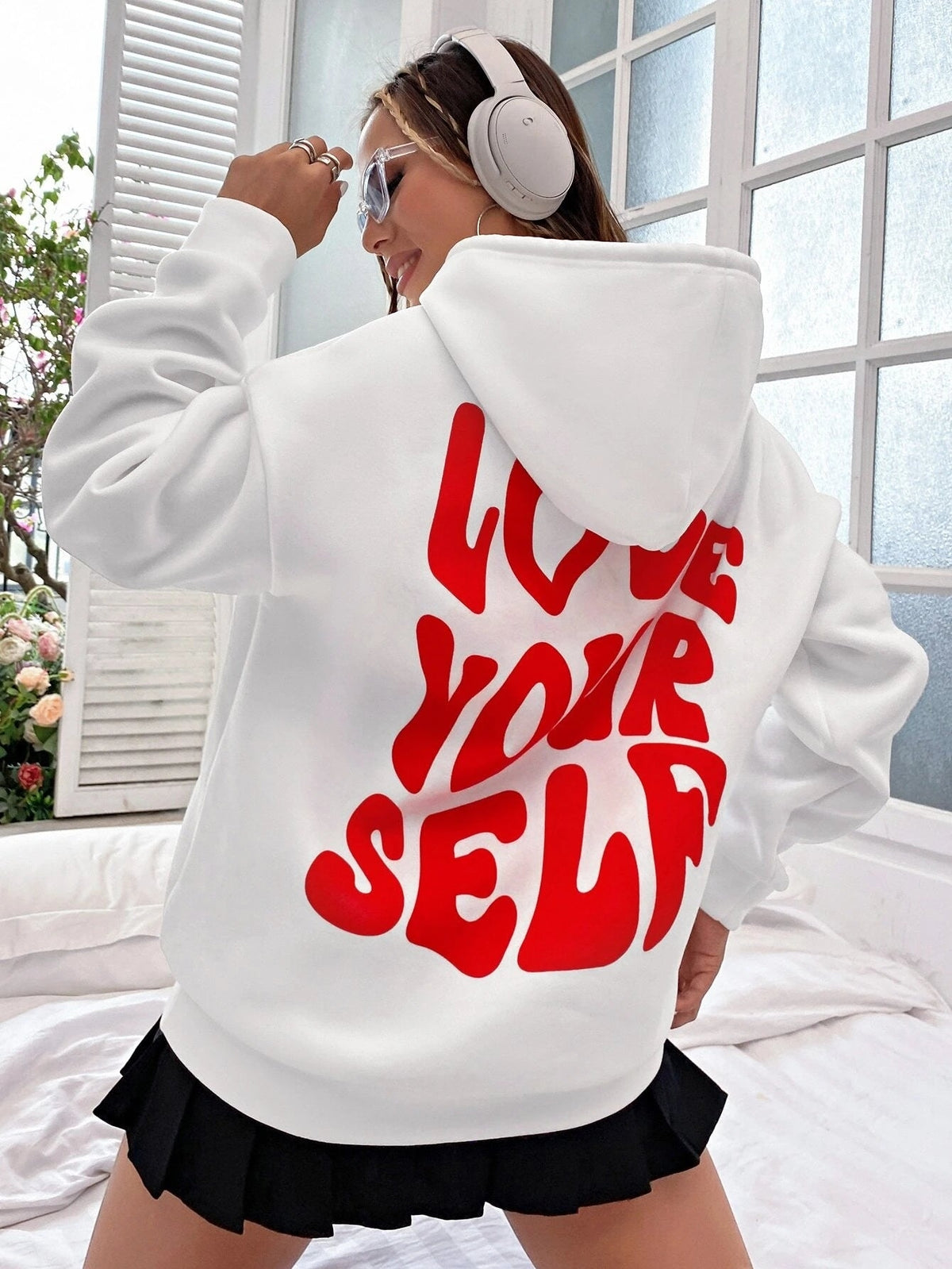le sweat à capuche adapté aux tenues polyvalentes.