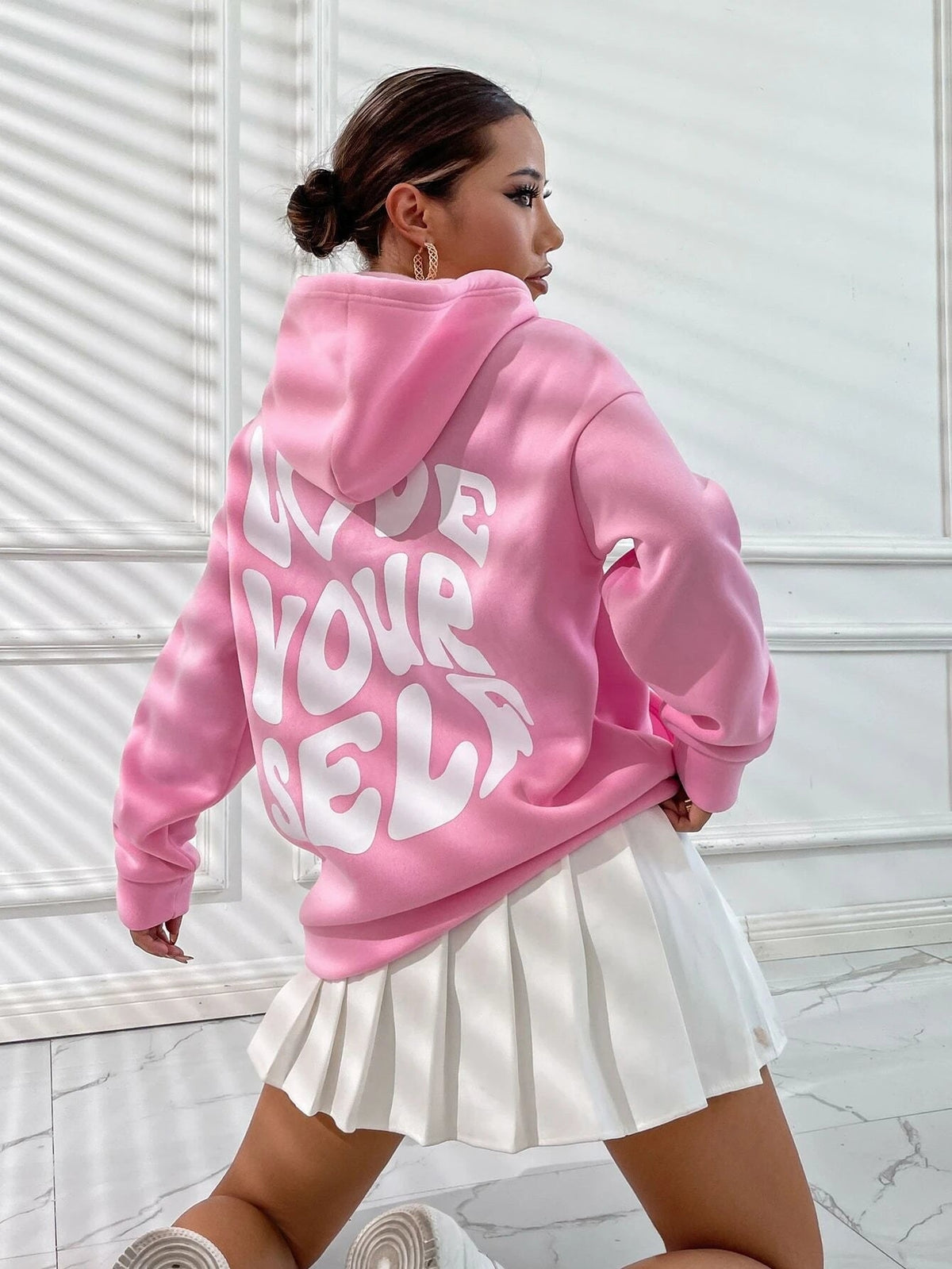 le sweat à capuche adapté aux tenues polyvalentes.