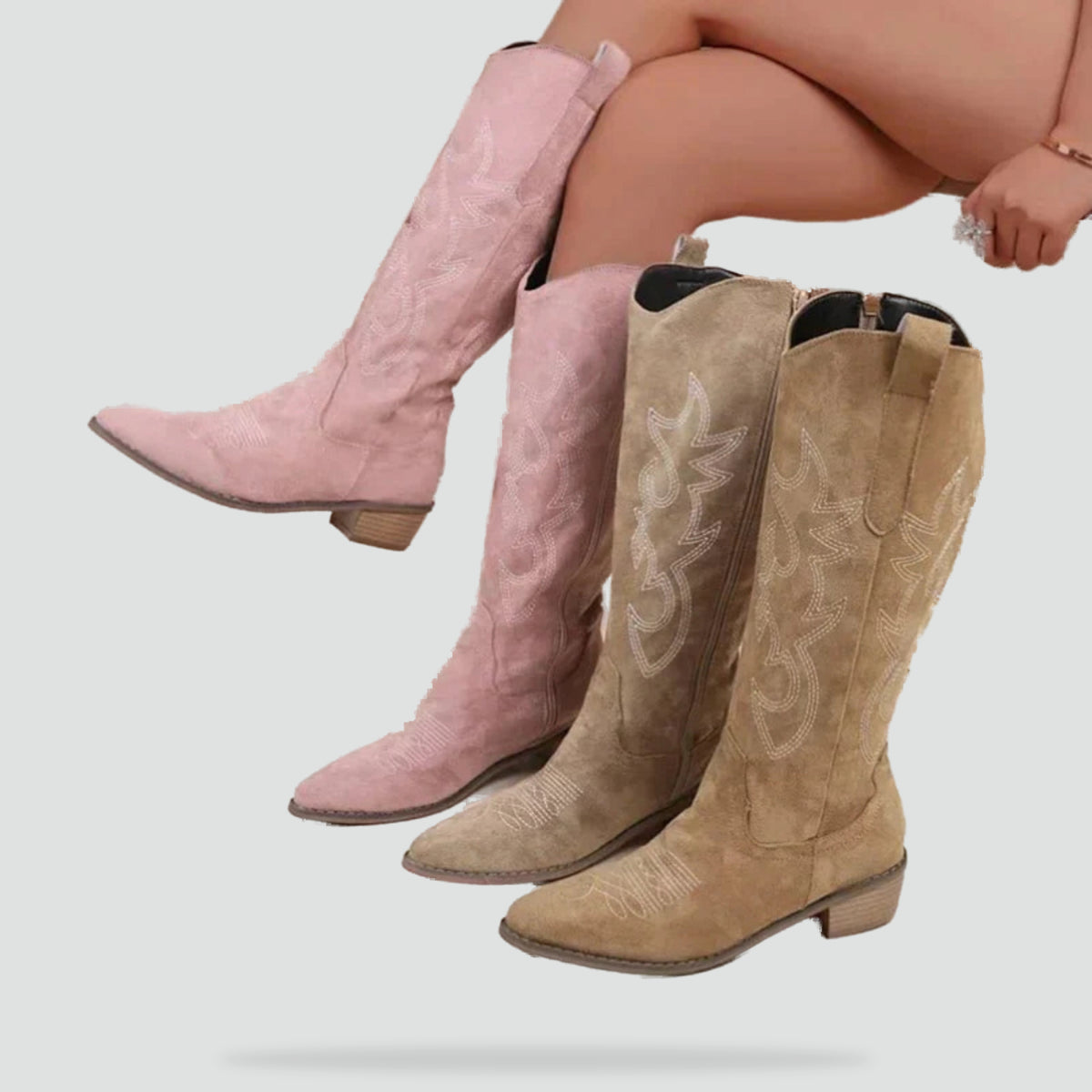 Bottes cowgirl Lucetta pour femme, broderies travaillées et talon bas confortable adapté aux tenues automnales.