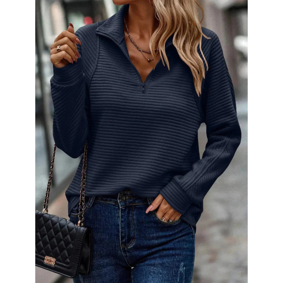 Pull Orietta pour femme, col zippé et manches longues adaptés aux journées fraîches.