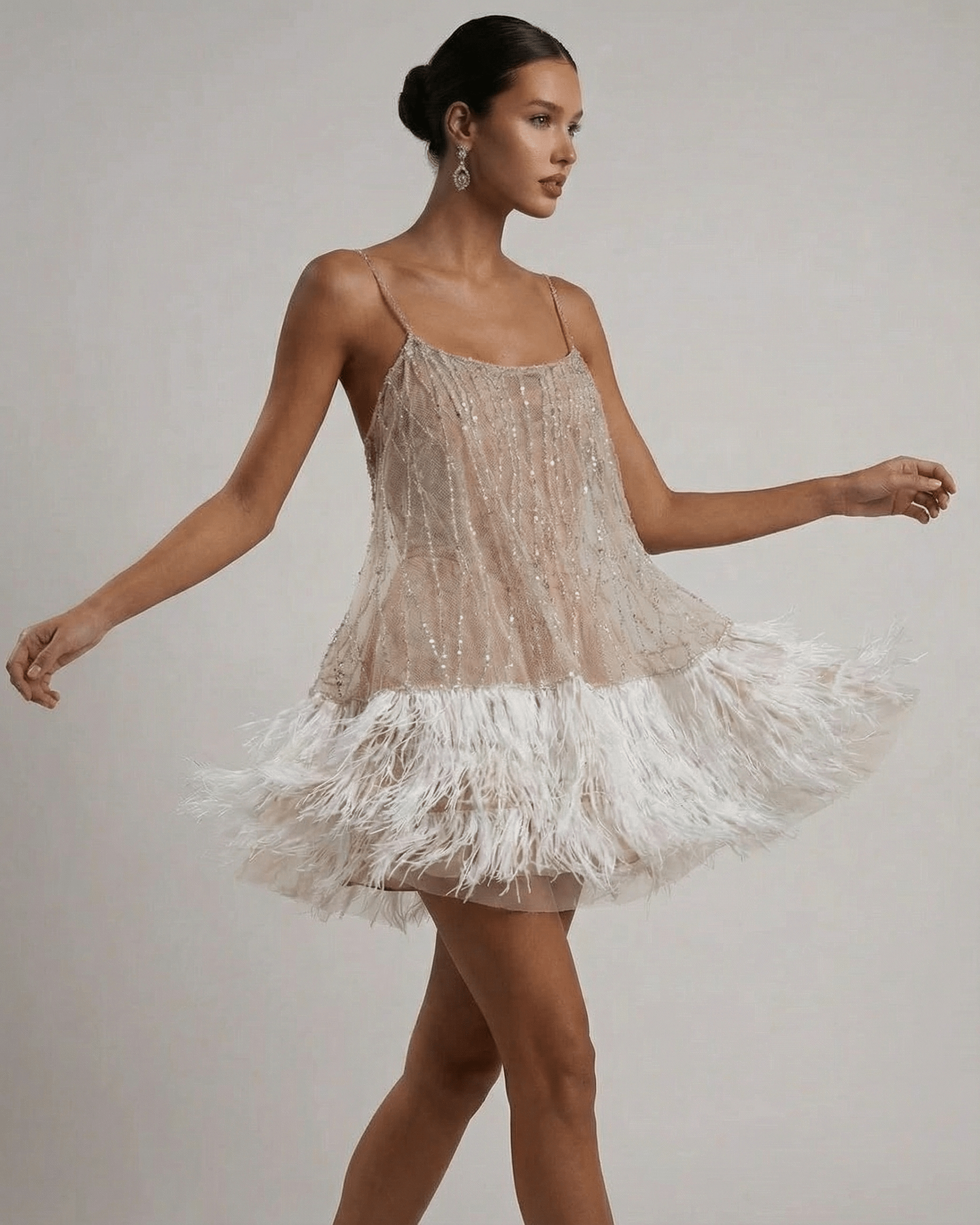 Vestido Mini Mulher Lantejoulas Tule Detalhe de Penas Elegante Festivo
