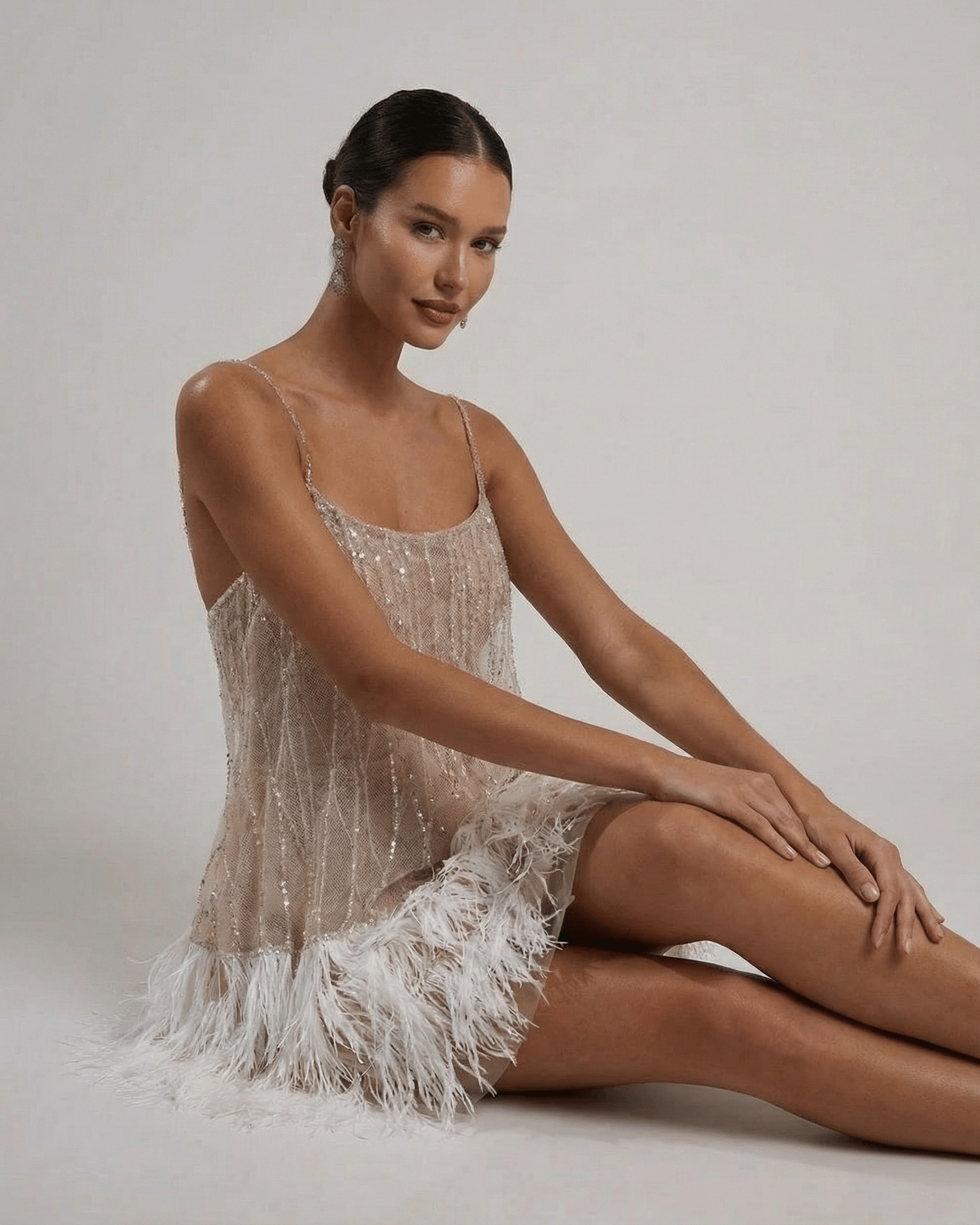 Vestido Mini Mulher Lantejoulas Tule Detalhe de Penas Elegante Festivo