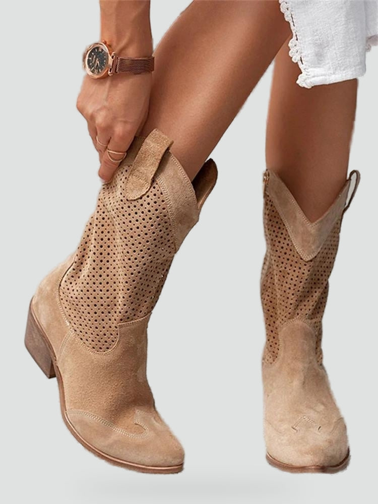 Bottes hautes beiges stylées Lola pour femmes, avec un design tendance inspiré du cow-boy, en daim perforé, un talon confortable et des détails chics, parfaites pour toutes les tenues décontractées ou à la mode.
