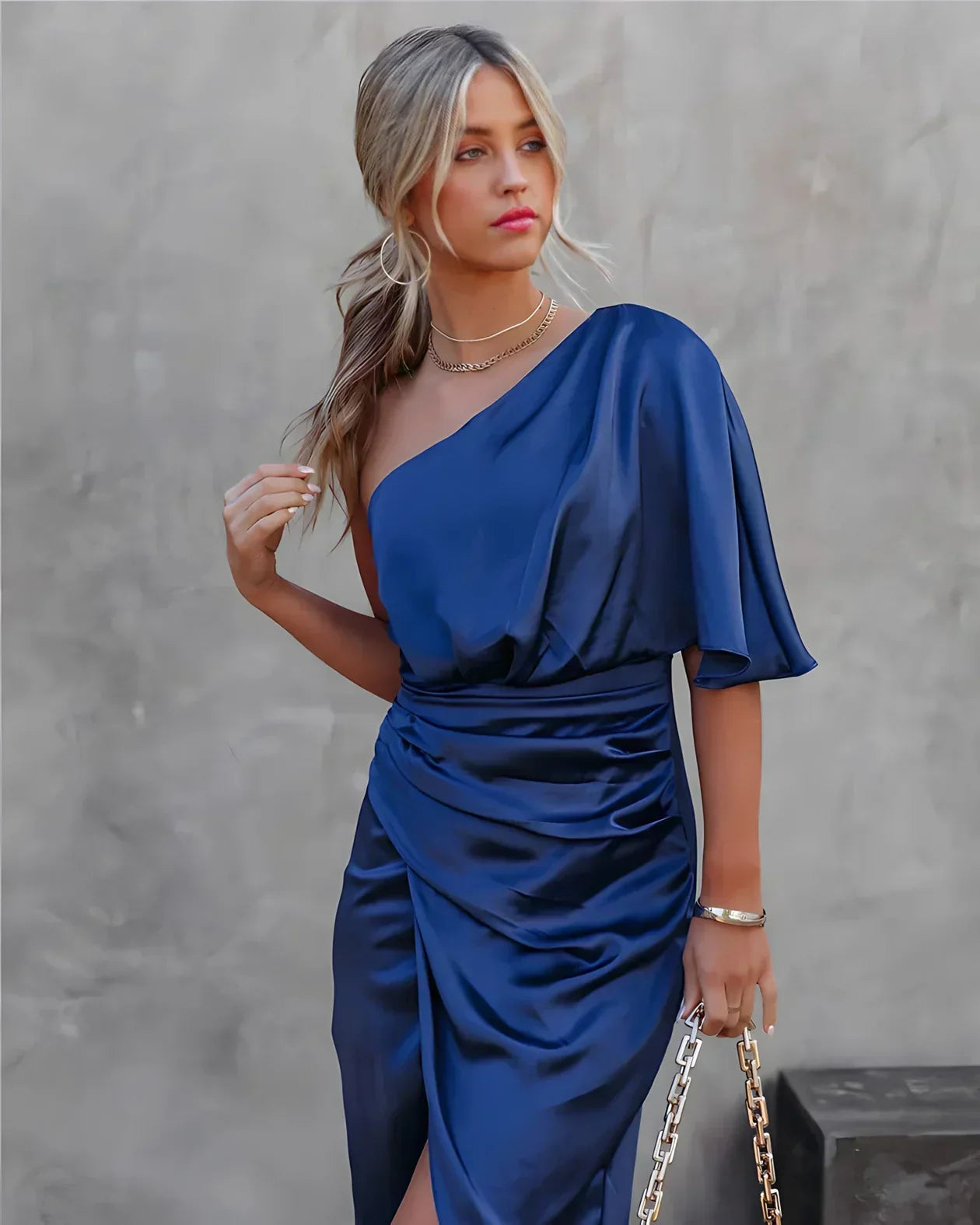 Off-shoulder satin midi-kjole til damer med draperet talje
