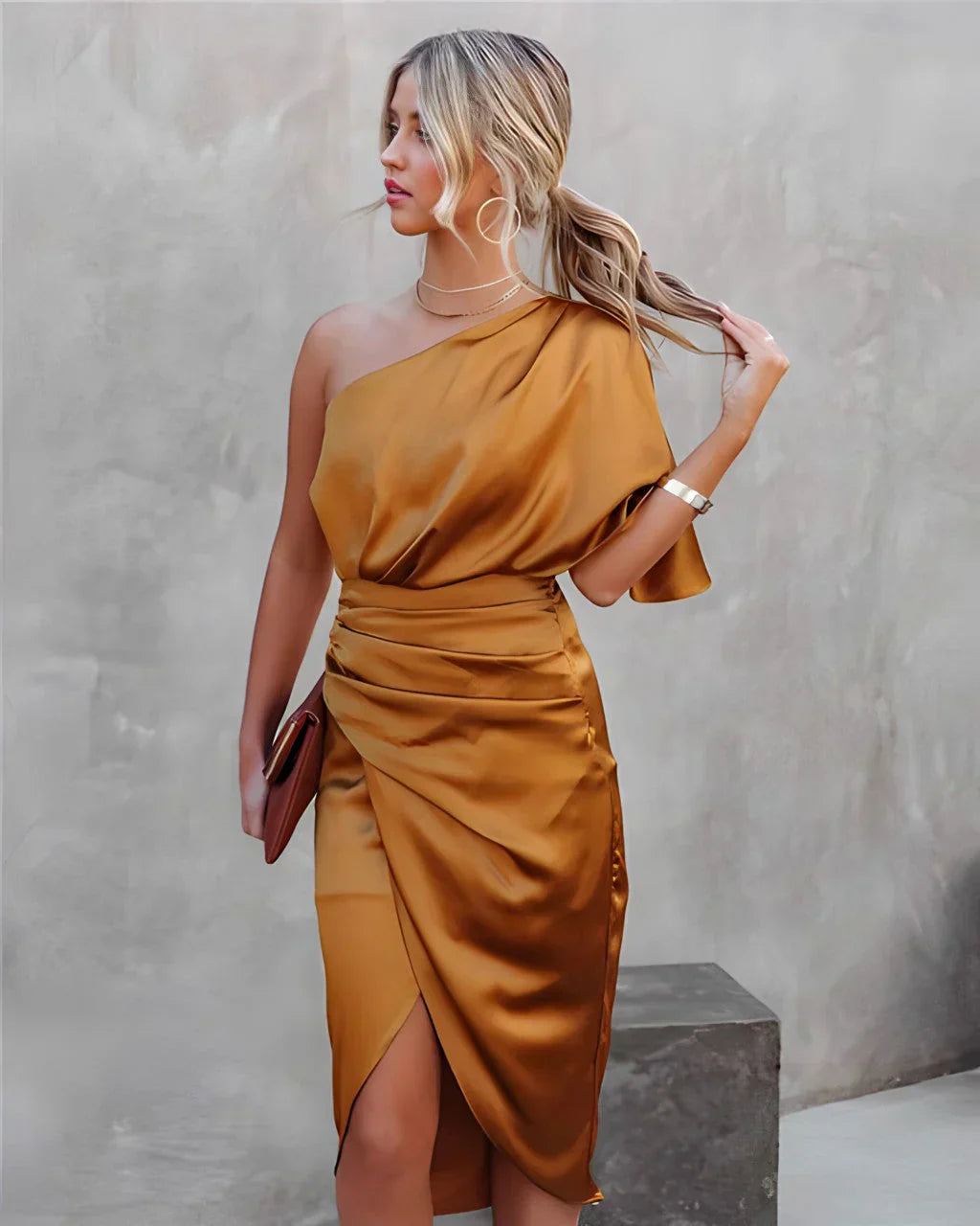 Off-shoulder satin midi-kjole til damer med draperet talje
