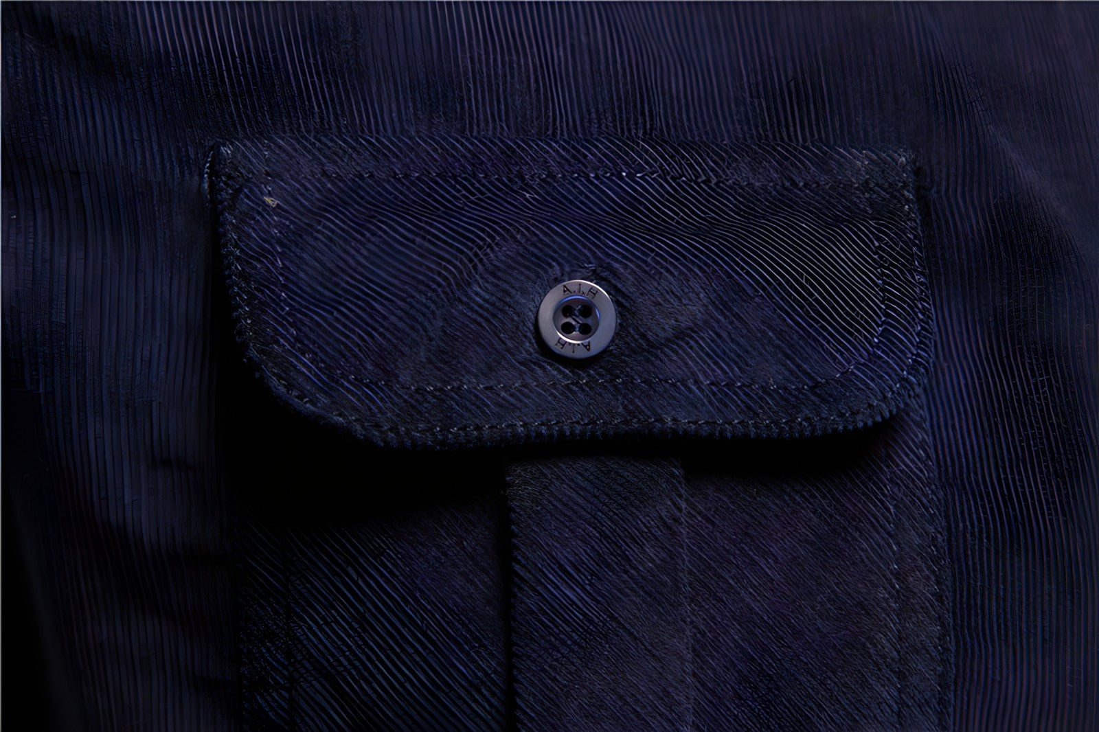 Camisa de homem com mangas compridas e bolsos no peito
