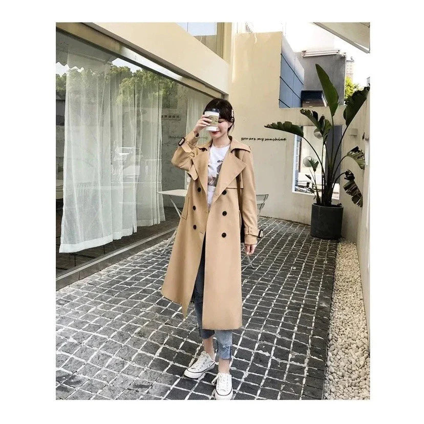 Lang trenchcoat til damer med dobbelt knaplukning