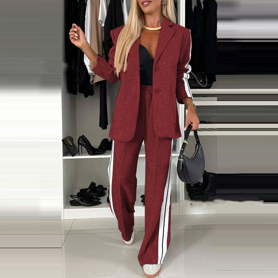Completo da donna con blazer e pantaloni a righe e gamba larga