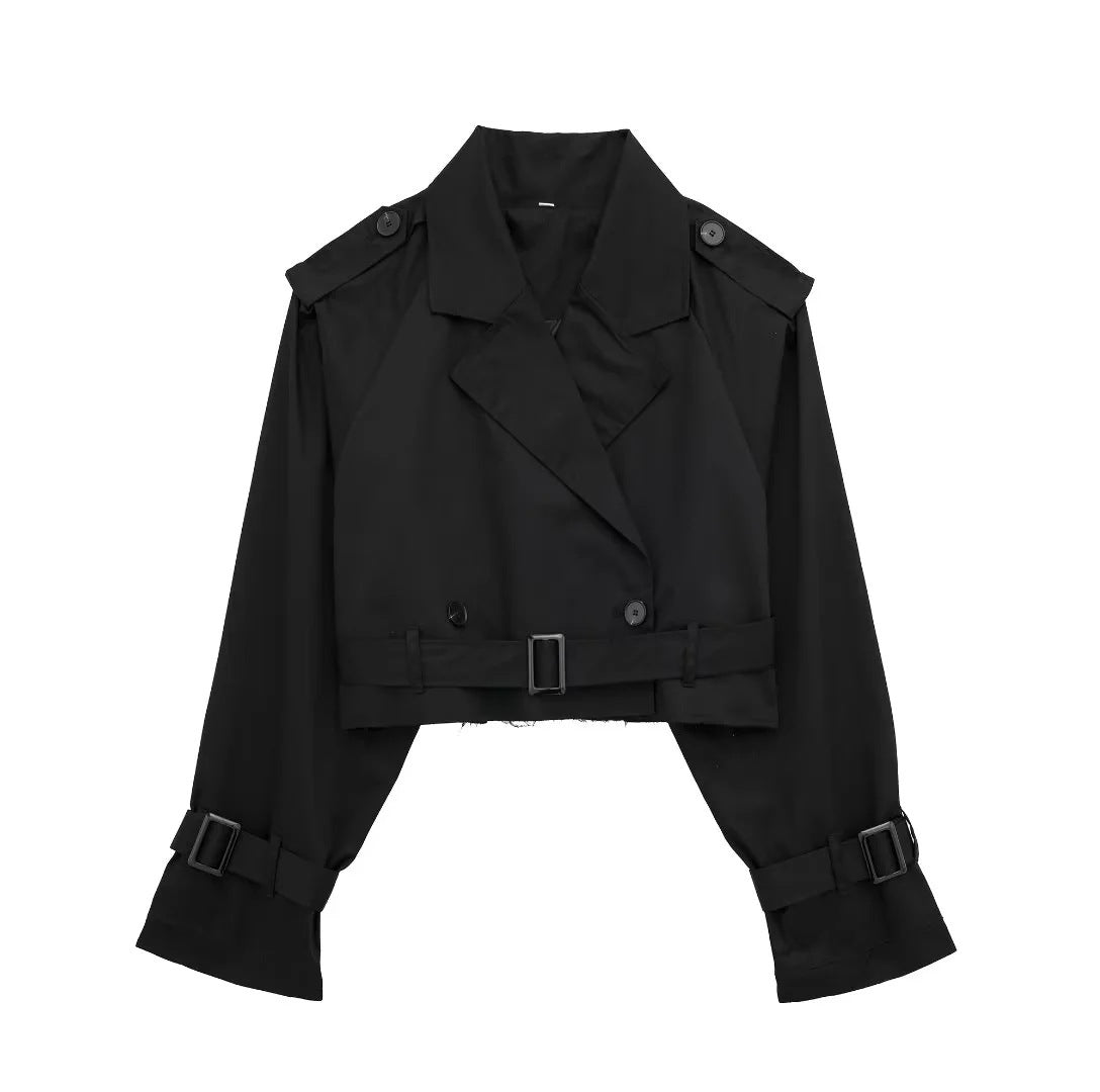 Trendy Korte Dames Trenchcoat Met Revers En Moderne Pasvorm