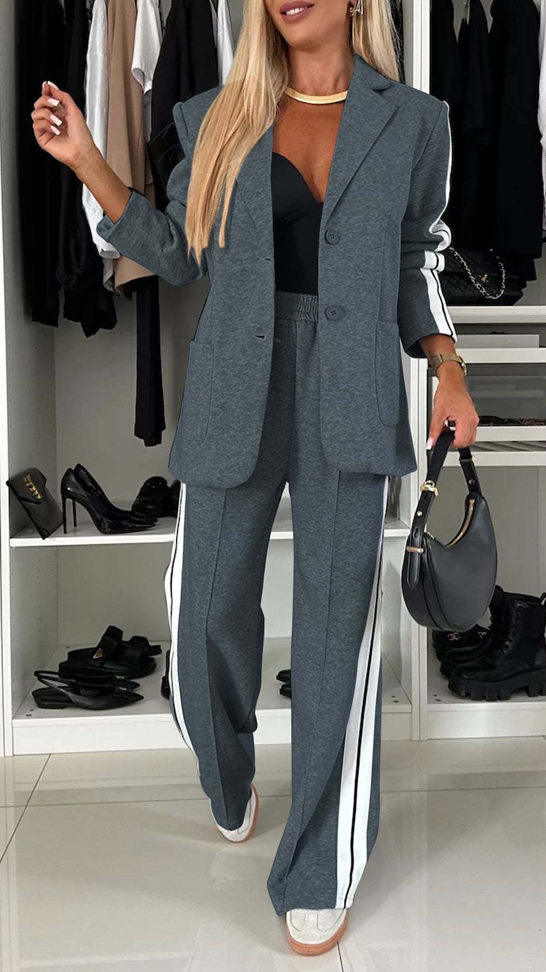 Completo da donna con blazer e pantaloni a righe e gamba larga