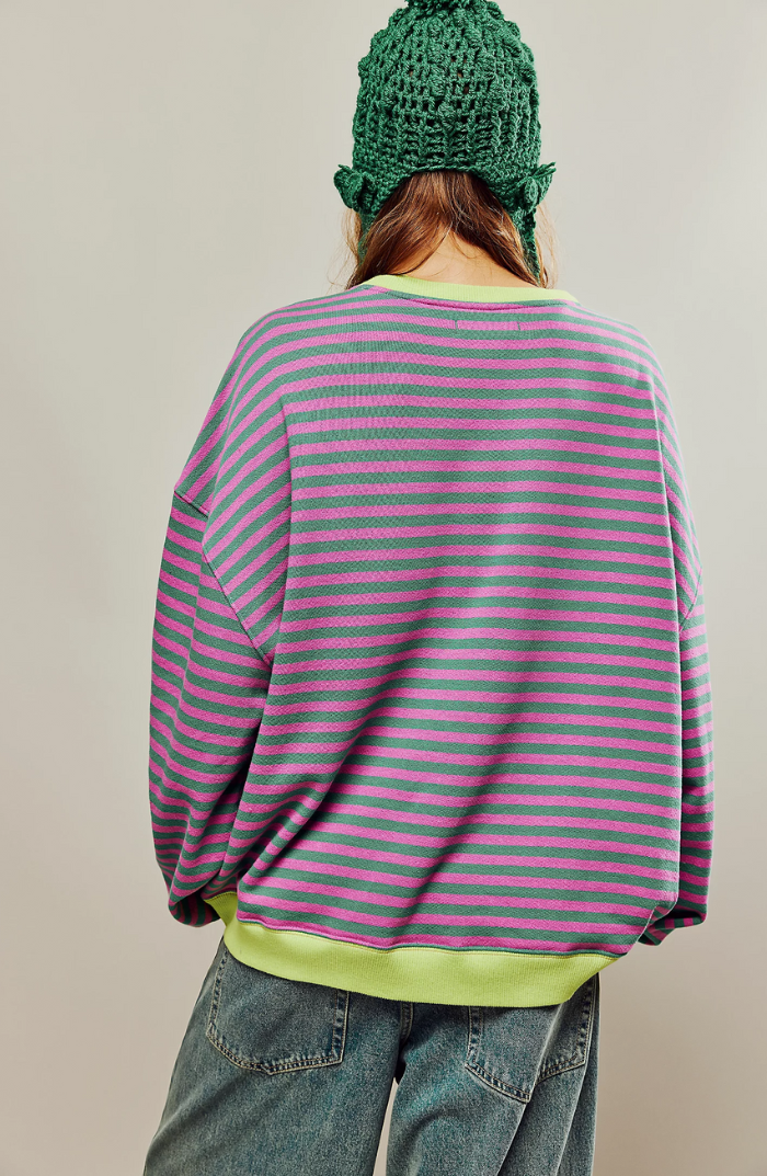 Γυναικείο oversized πουλόβερ με ρίγες και στρογγυλή λαιμόκοψη