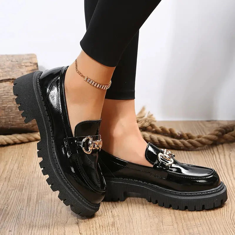 Mocassins para senhora com sola grossa e detalhe de corrente, confortáveis
