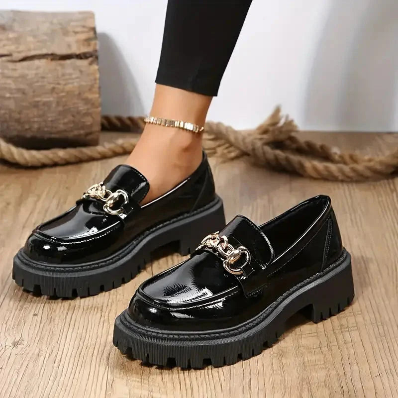 Mocassins para senhora com sola grossa e detalhe de corrente, confortáveis