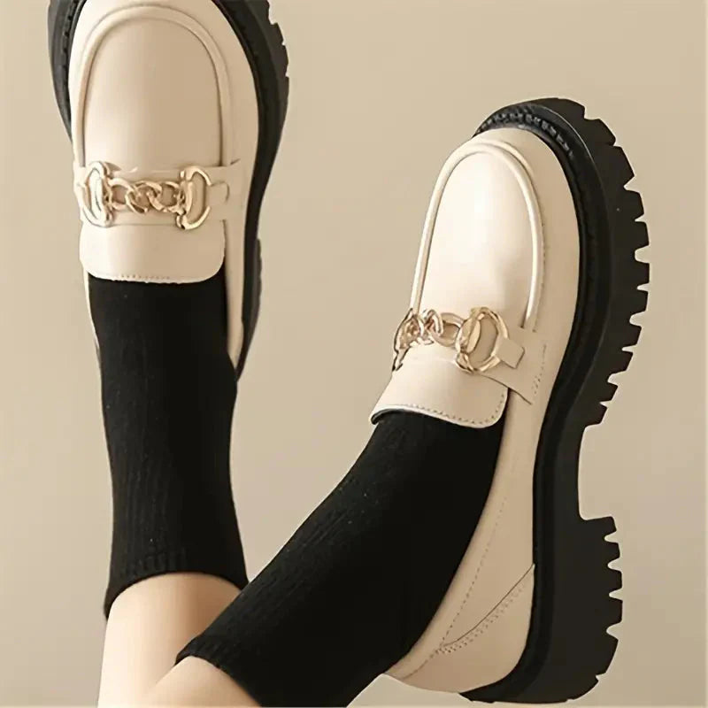 Mocassins para senhora com sola grossa e detalhe de corrente, confortáveis