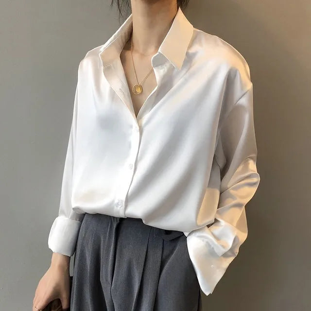 Dámská oversized saténová halenka s knoflíkovou légou