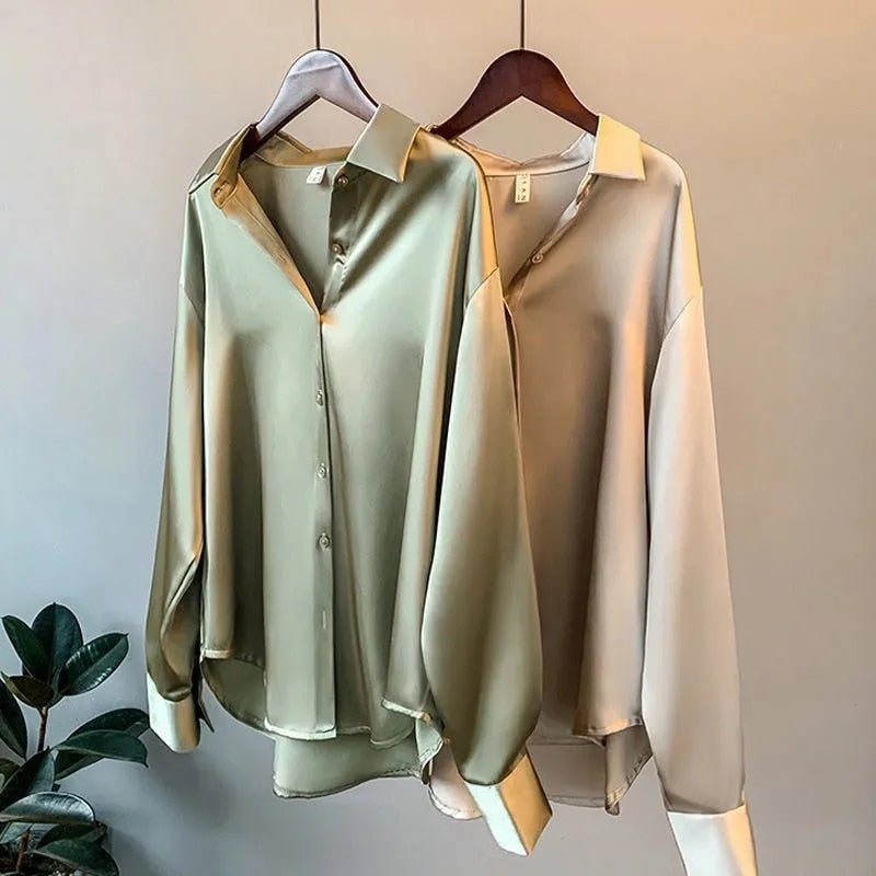 Luksuriøs oversized satinbluse til damer med knaplukning