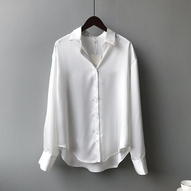 Luksuriøs oversized satinbluse til damer med knaplukning