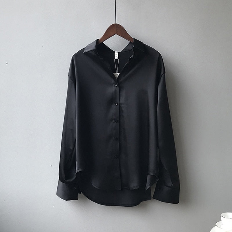 Luksuriøs oversized satinbluse til damer med knaplukning