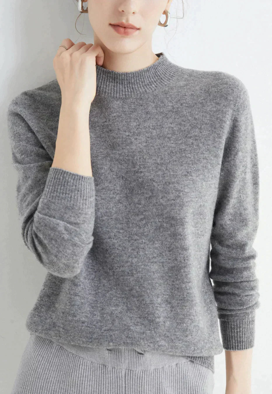 Edler Kaschmirpullover für Damen mit Stehkragen und Rippbündchen