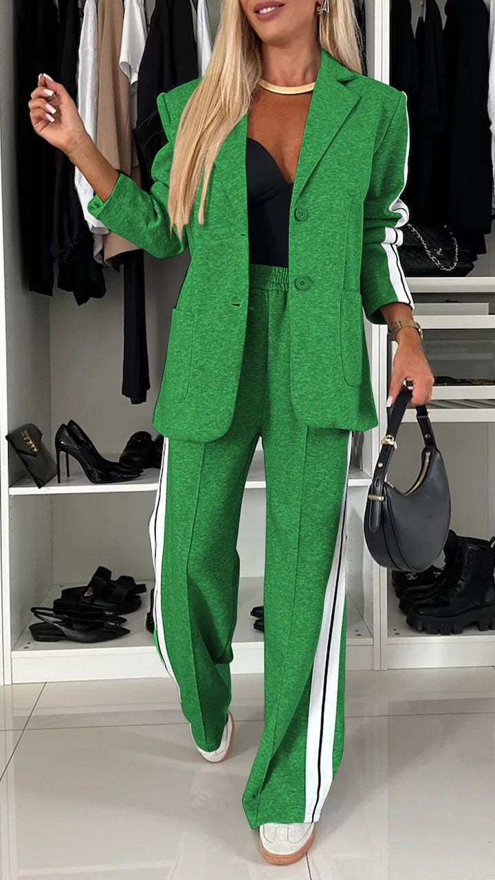 Completo da donna con blazer e pantaloni a righe e gamba larga