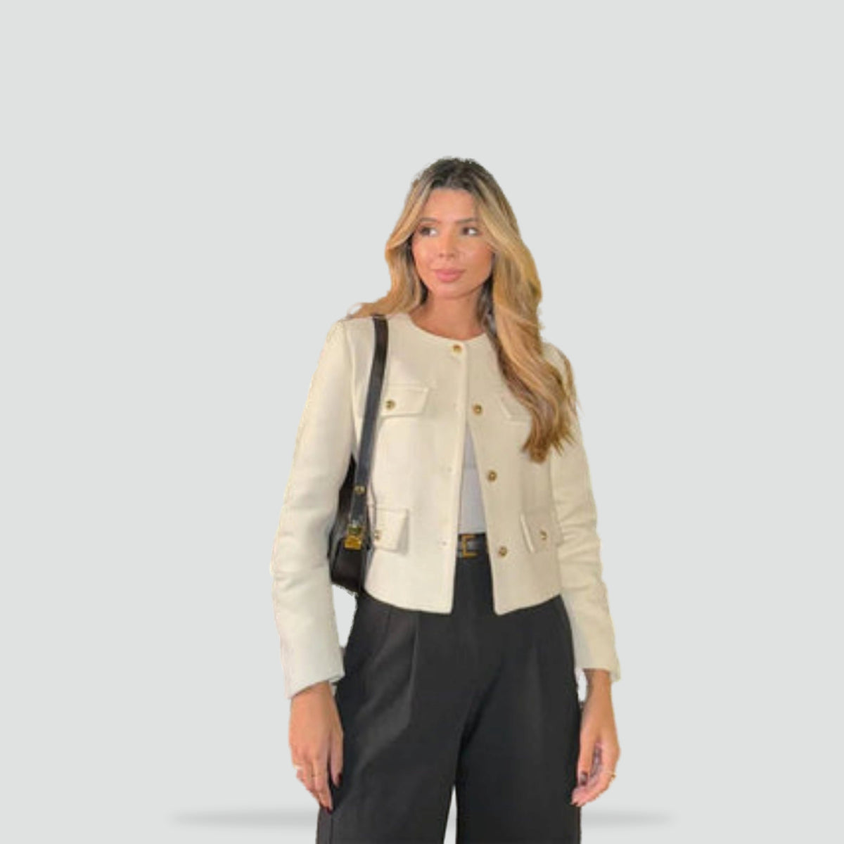 Veste courte Audriélle pour femme, boutons dorés distinctifs et coupe structurée adaptée aux tenues chic.