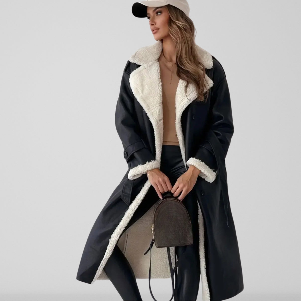 Manteau Cheryl d'hiver long pour femme, coupe élégante et chaleur maintenue adaptée aux tenues raffinées.