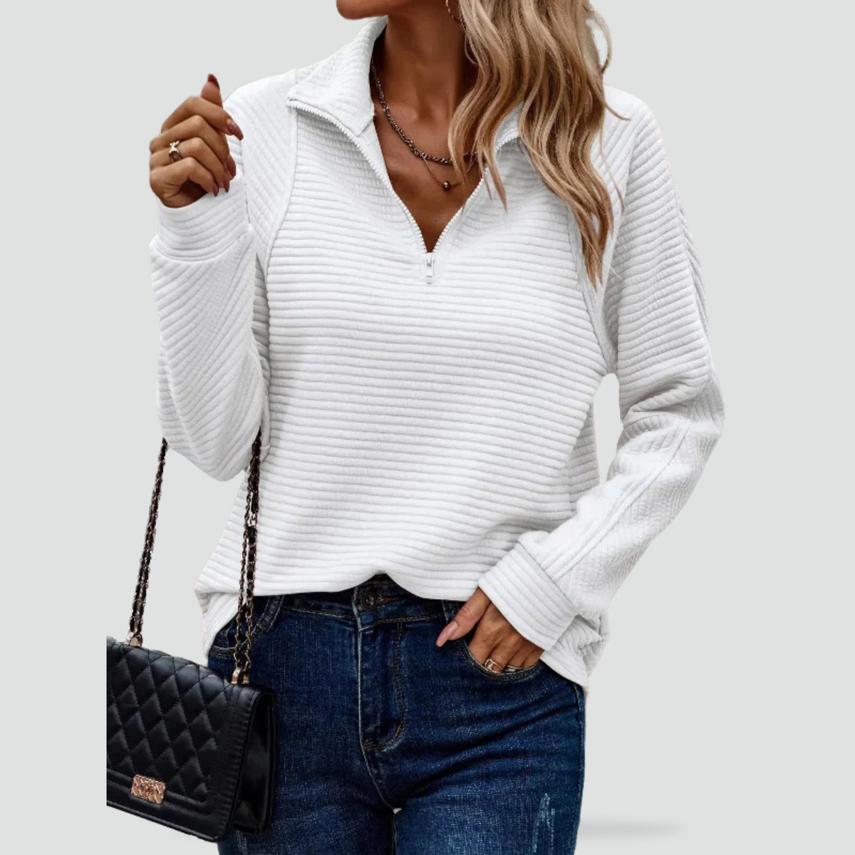 Pull Orietta pour femme, col zippé et manches longues adaptés aux journées fraîches.