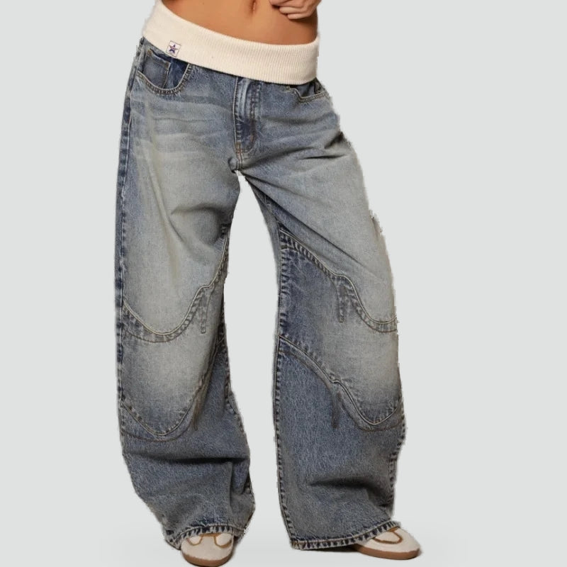 model draagt wijde baggy jeans in vintage blauwe wassing, voorkant