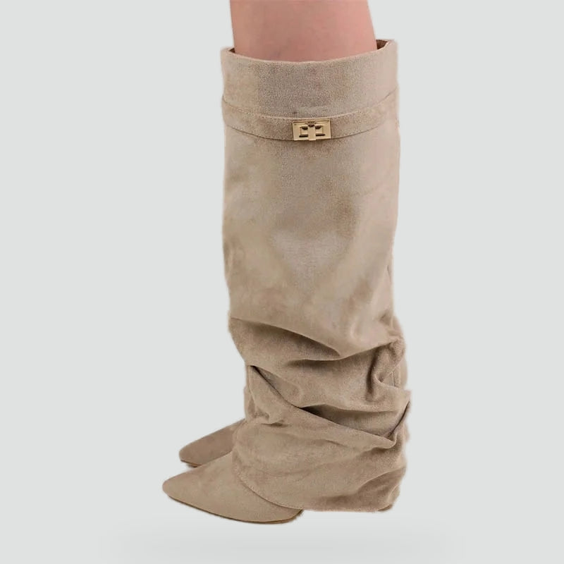 Marzella Slouch Boots beige – trendy slouch boots dames met pointed toe en lage hak