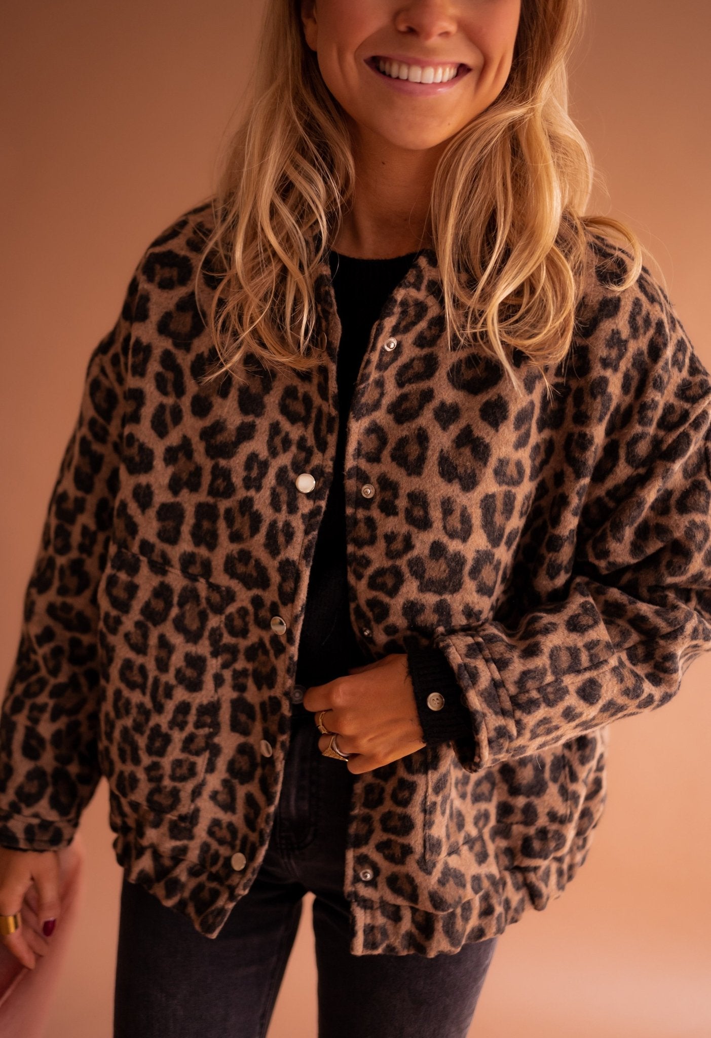 Dámská hnědá bomber bunda s leopardím potiskem a pohodlným střihem