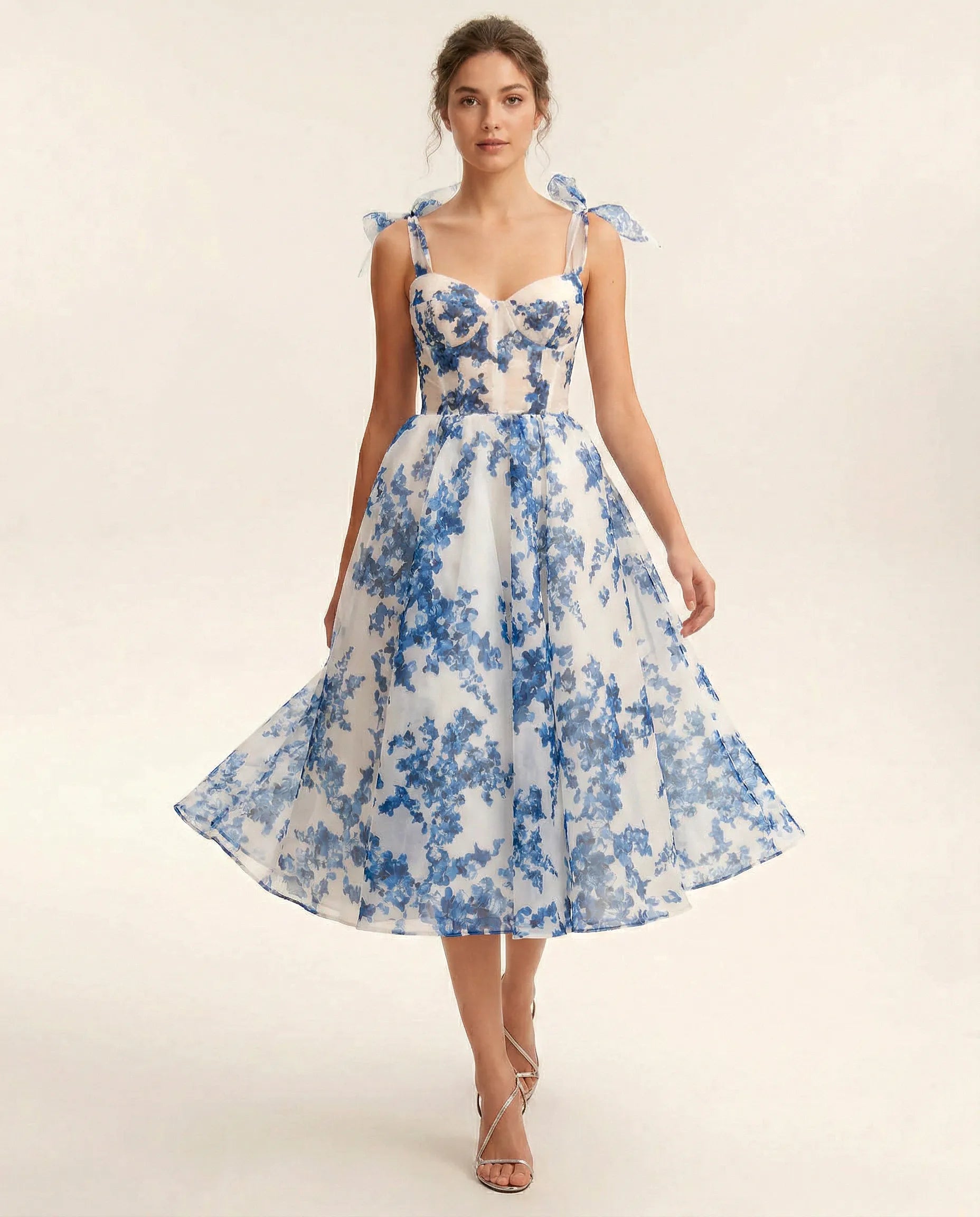 Midi kjole til damer med blomsterprint, organza og hjerteformet overdel