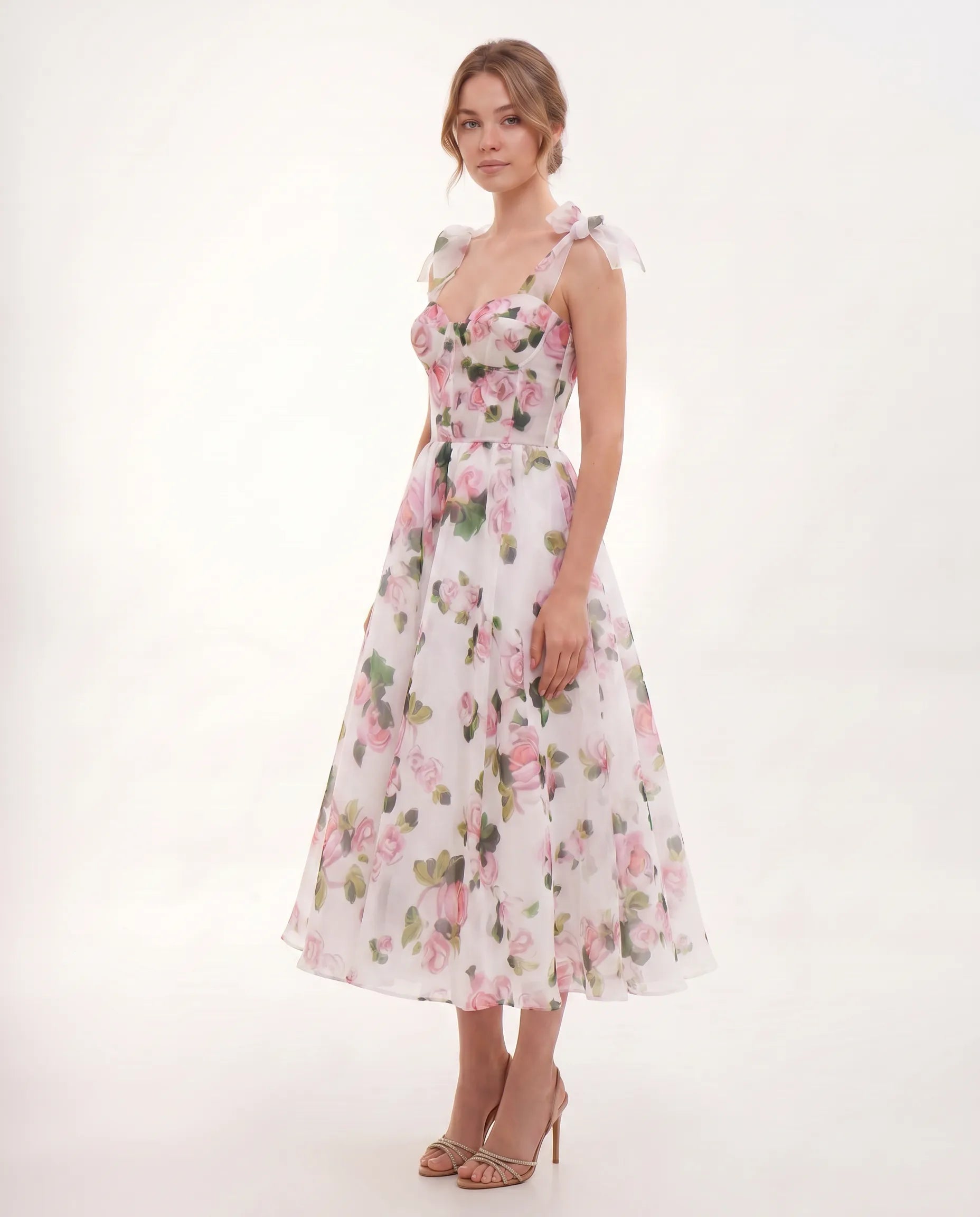 Midi kjole til damer med blomsterprint, organza og hjerteformet overdel