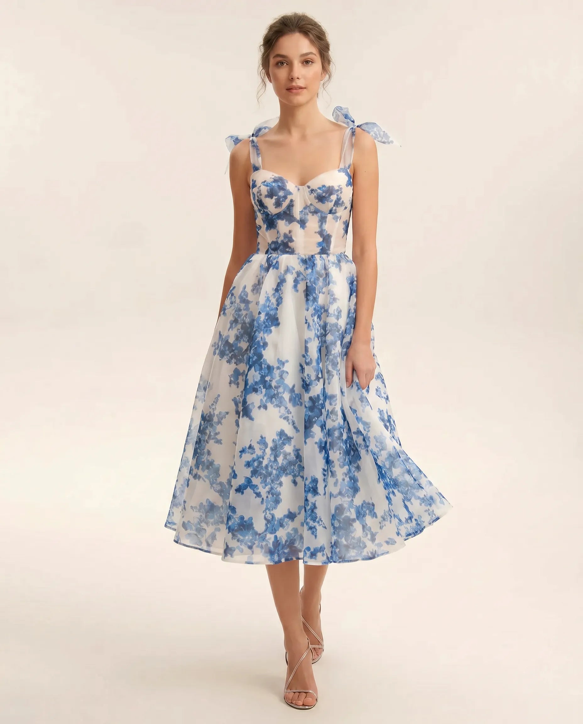 Midi kjole til damer med blomsterprint, organza og hjerteformet overdel