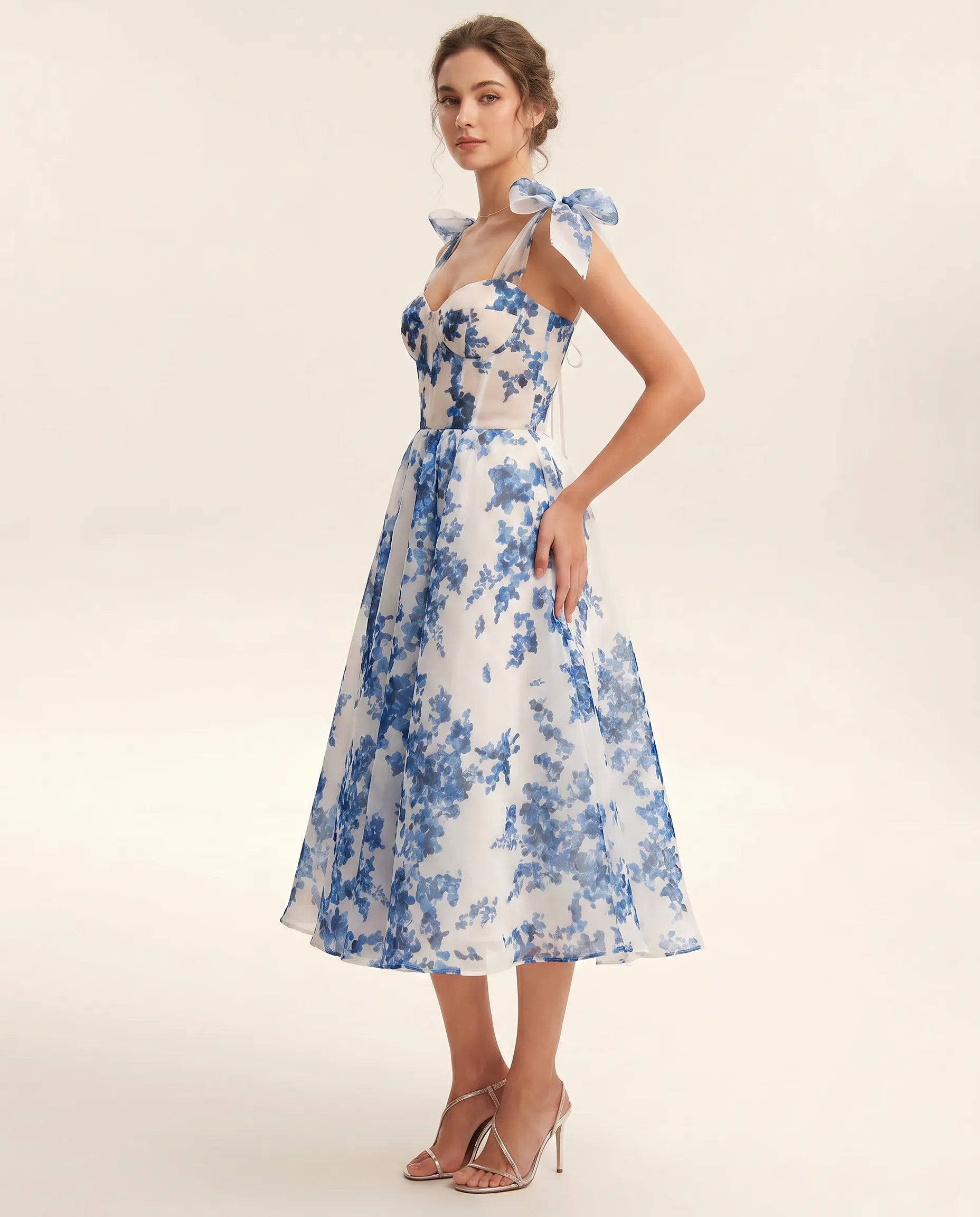 Midi kjole til damer med blomsterprint, organza og hjerteformet overdel