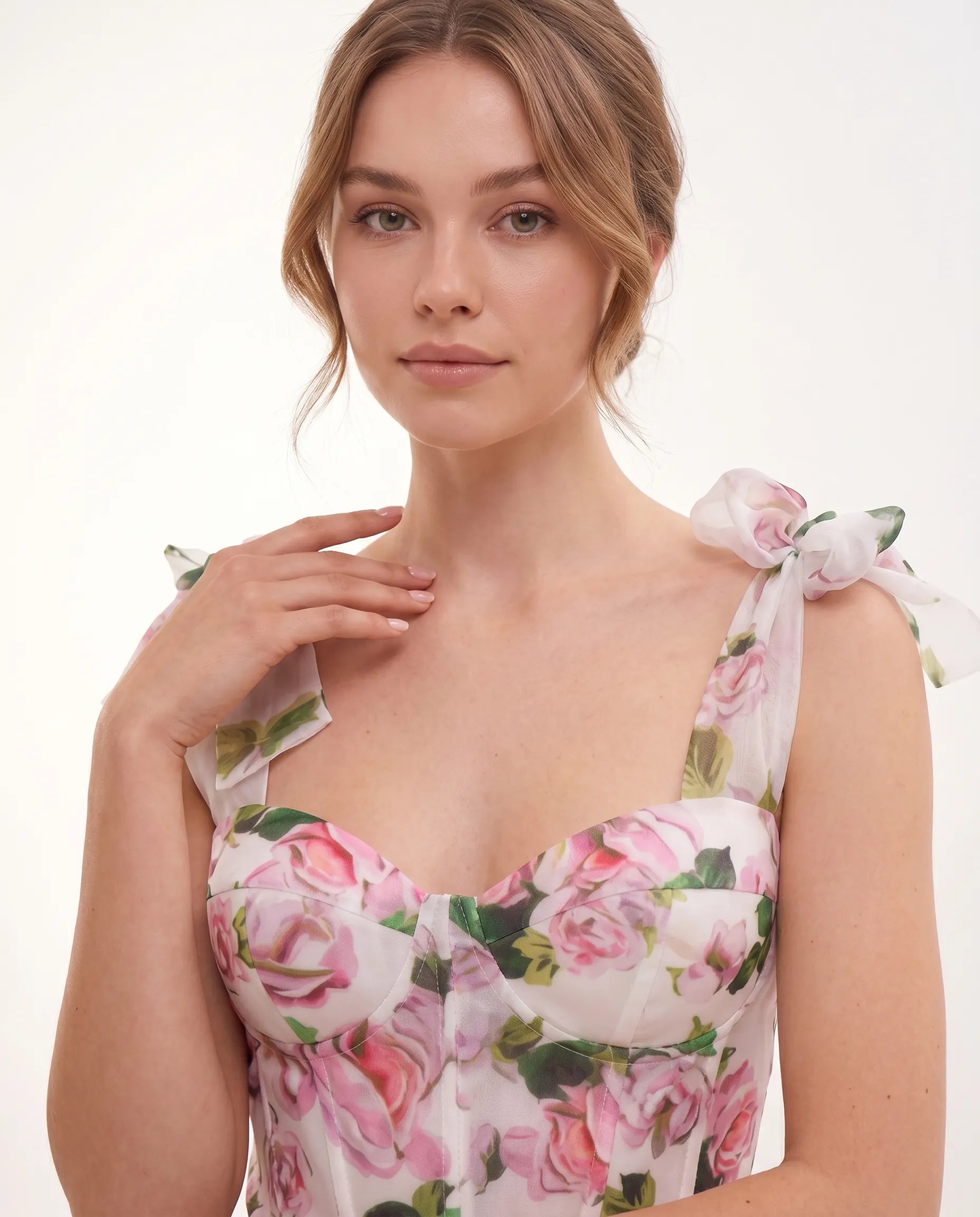 Midi kjole til damer med blomsterprint, organza og hjerteformet overdel