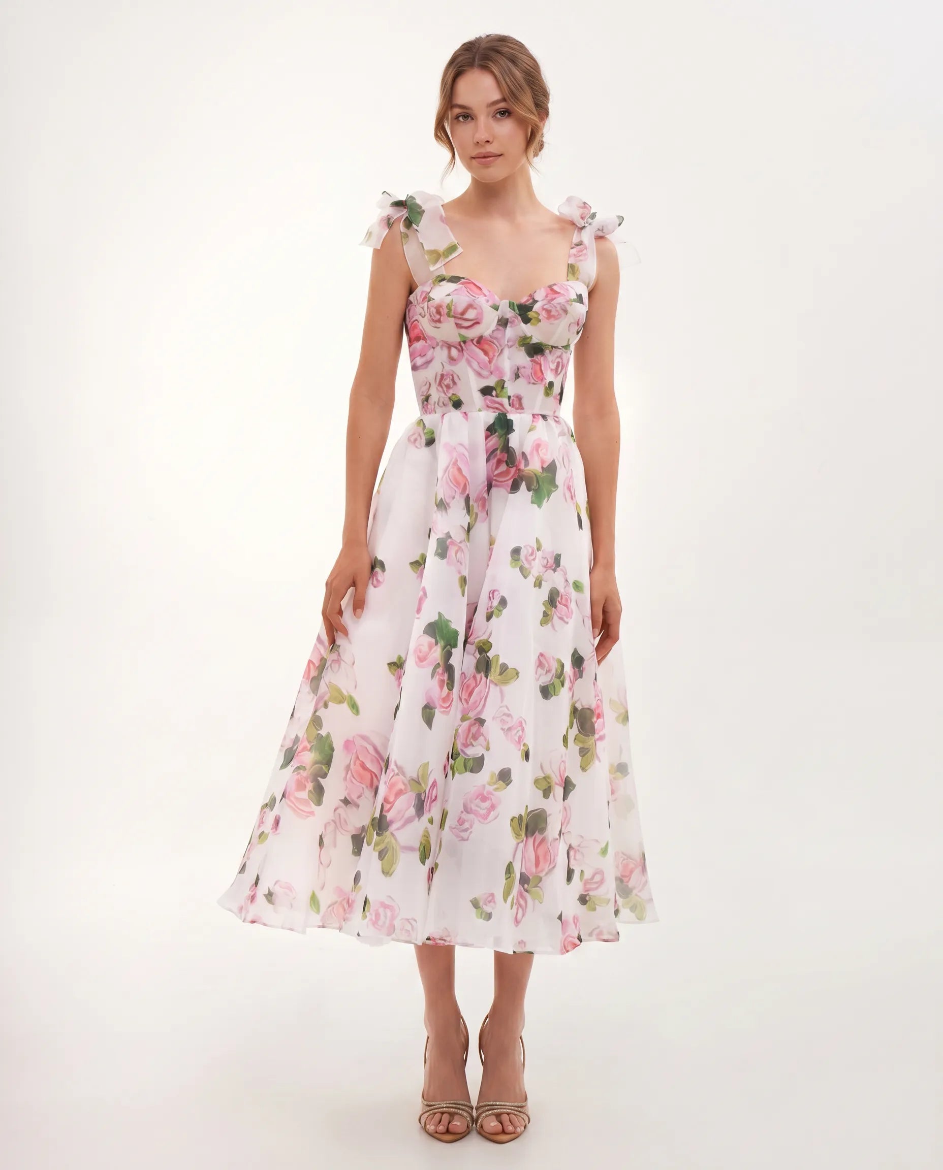Midi kjole til damer med blomsterprint, organza og hjerteformet overdel