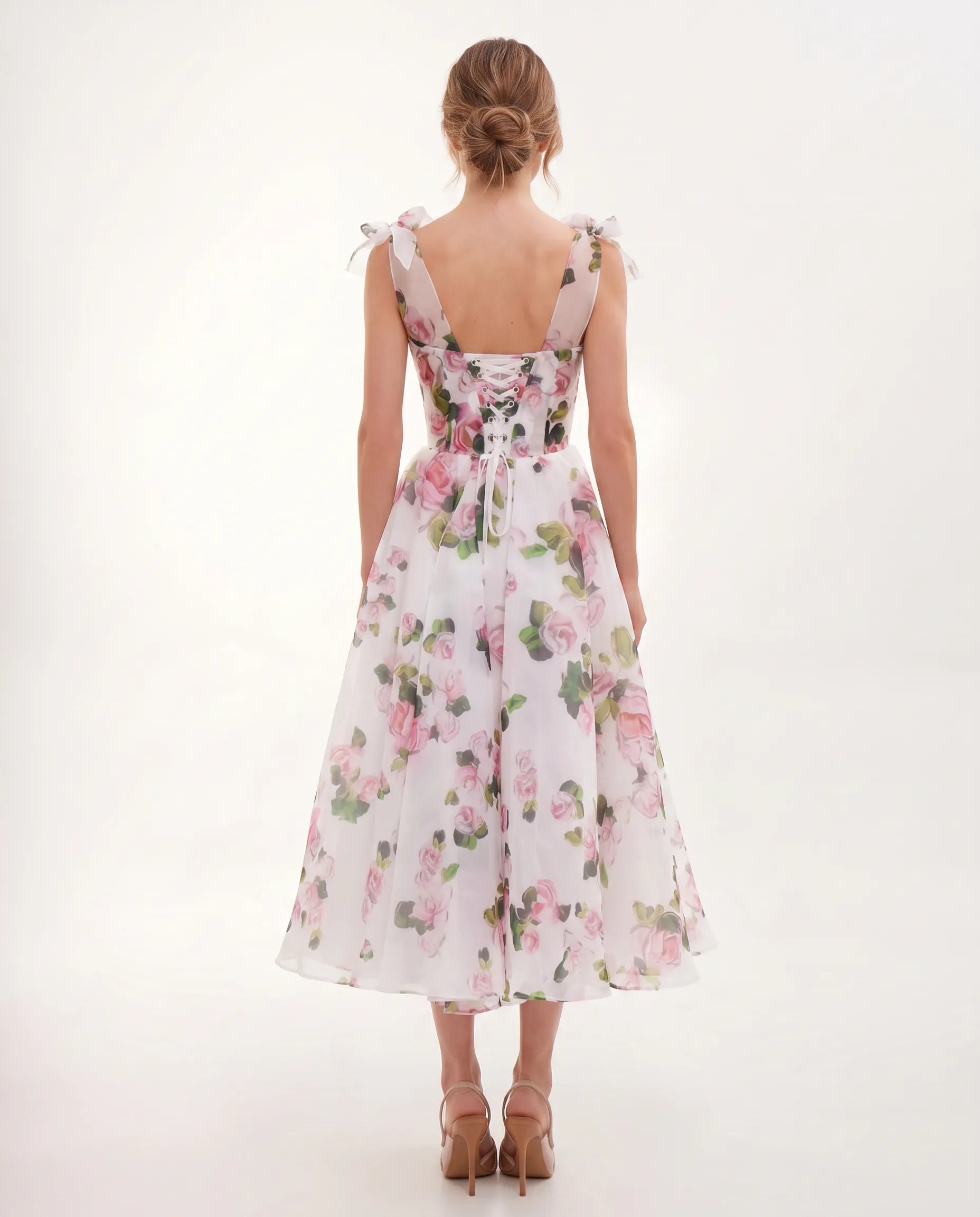Midi kjole til damer med blomsterprint, organza og hjerteformet overdel