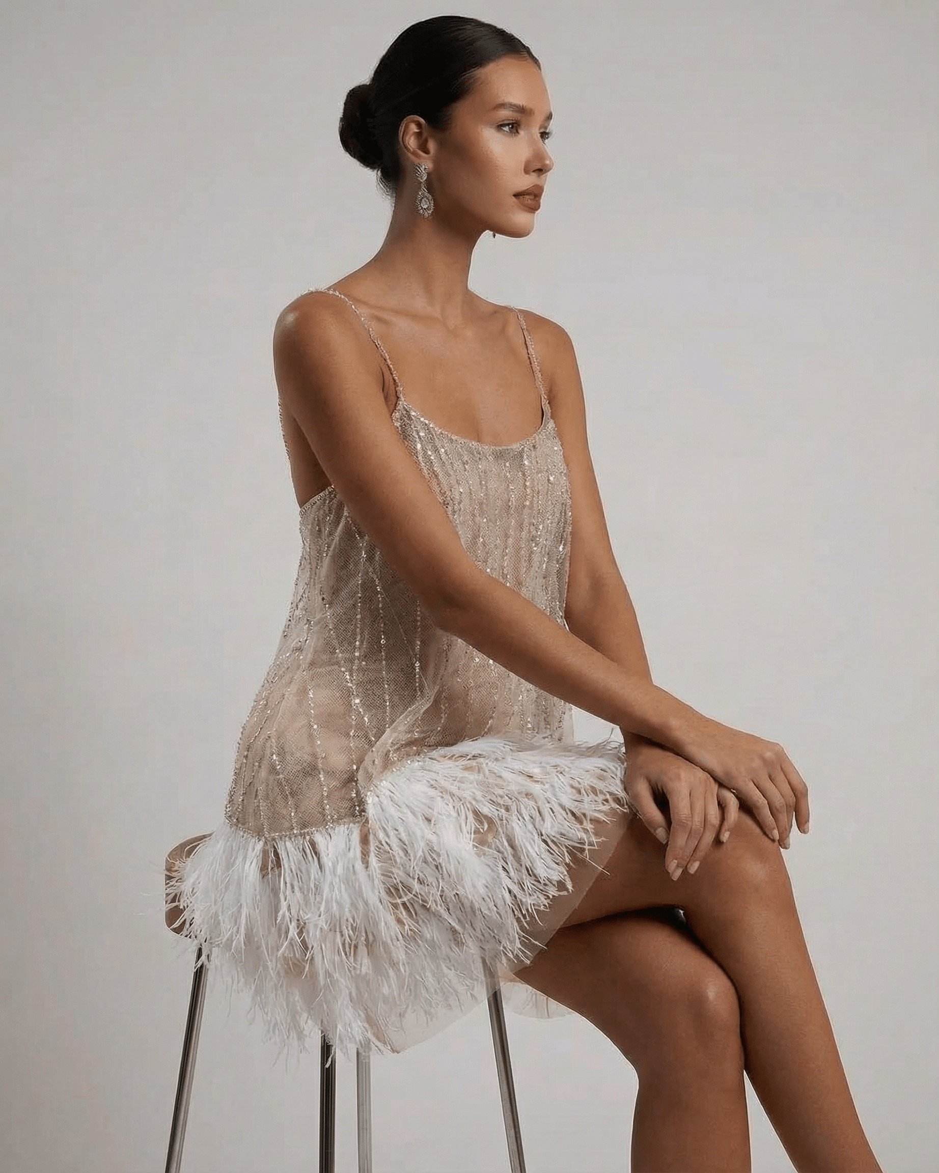 Vestido Mini Mulher Lantejoulas Tule Detalhe de Penas Elegante Festivo