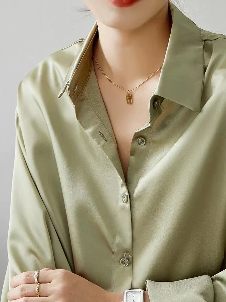 Dámská oversized saténová halenka s knoflíkovou légou