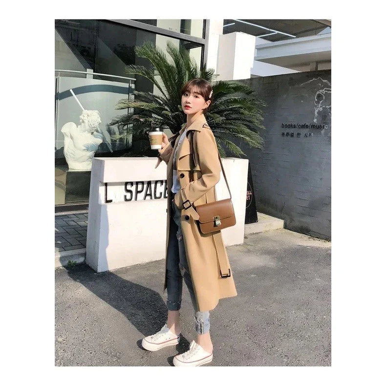Dámský dlouhý trenčkot s dvojitým zapínáním na knoflíky