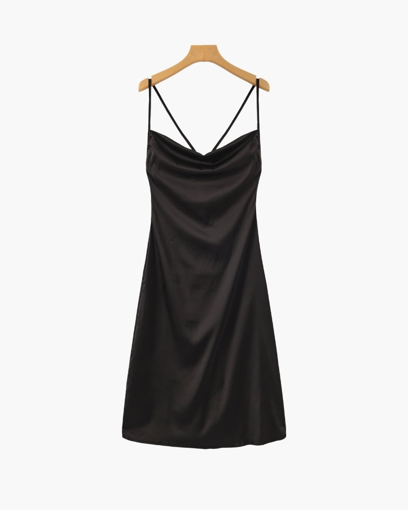 Slipkjole til damer i silke med cowl-hals, elegant.